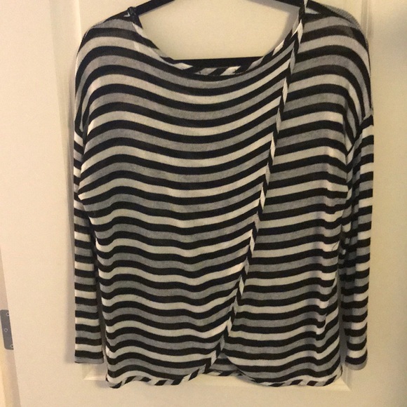 Light weight cross over back sweater - Picture 3 of 4